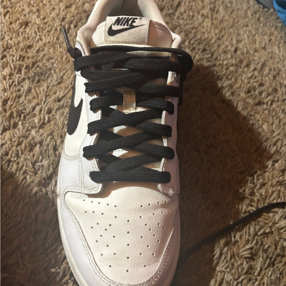 Nike White and Black Sneakers Classic Low-Top Design